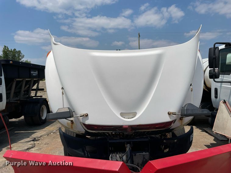 image for item DS8915 2004 International 4300  spreader truck