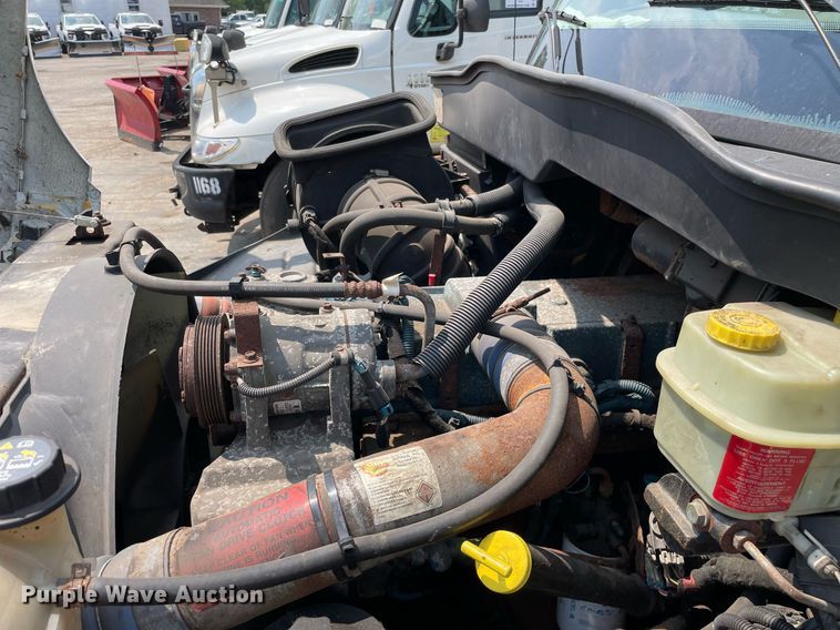 image for item DS8915 2004 International 4300  spreader truck