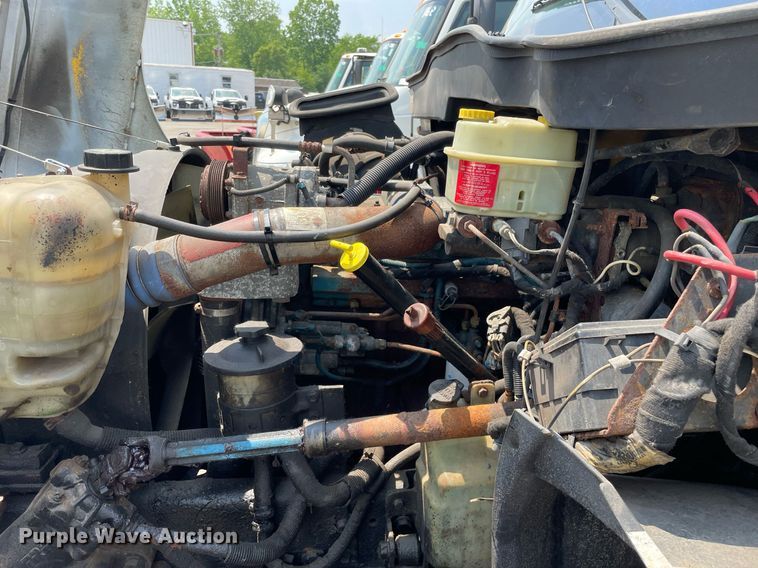 image for item DS8915 2004 International 4300  spreader truck