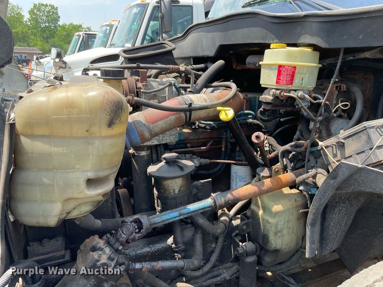 image for item DS8915 2004 International 4300  spreader truck