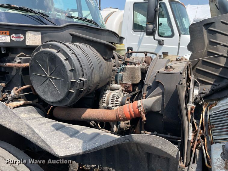 image for item DS8915 2004 International 4300  spreader truck