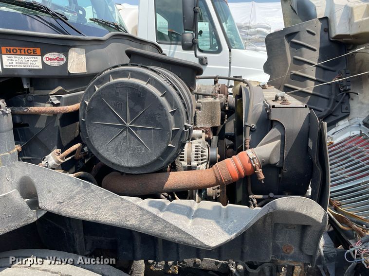 image for item DS8915 2004 International 4300  spreader truck