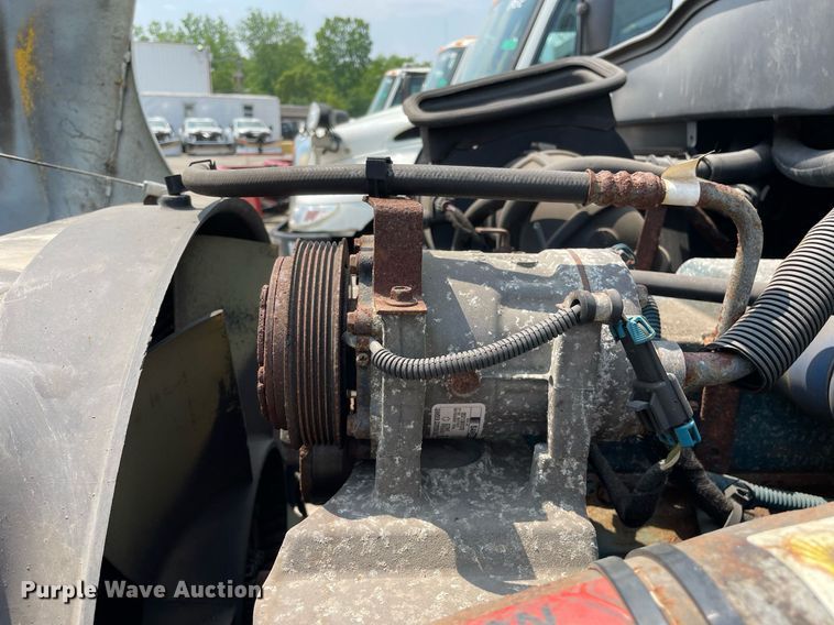 image for item DS8915 2004 International 4300  spreader truck