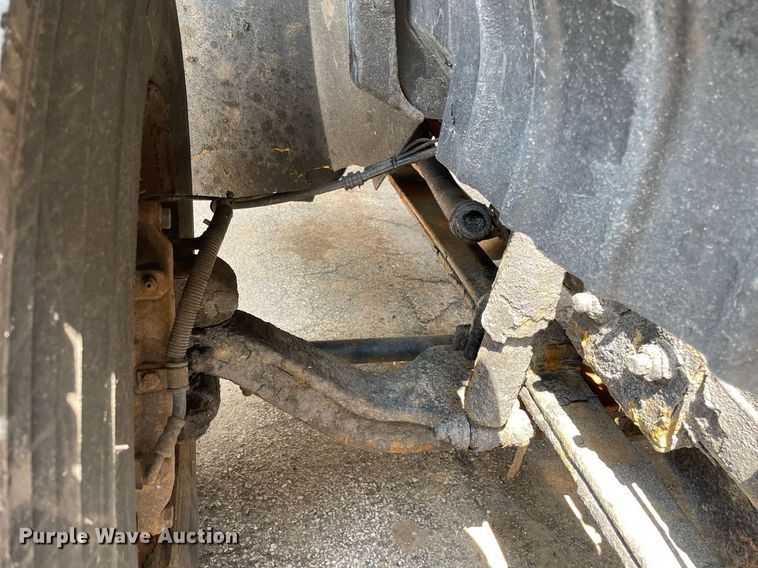 image for item DS8915 2004 International 4300  spreader truck