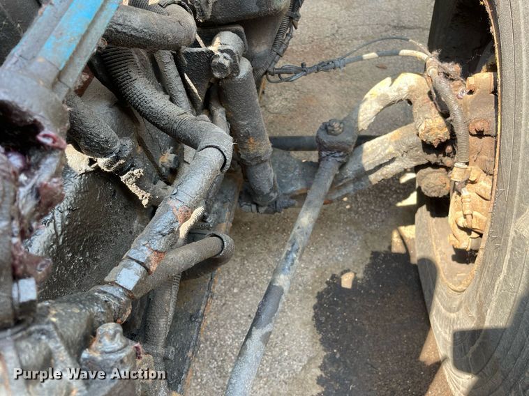 image for item DS8915 2004 International 4300  spreader truck