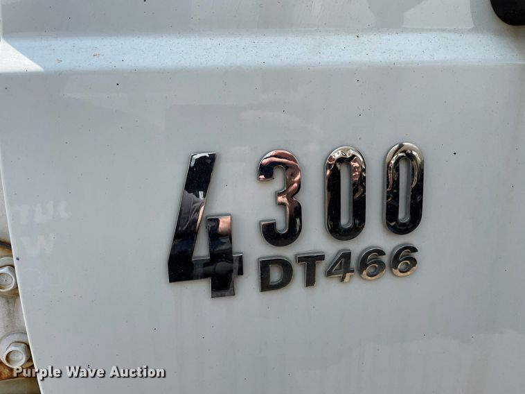 image for item DS8915 2004 International 4300  spreader truck