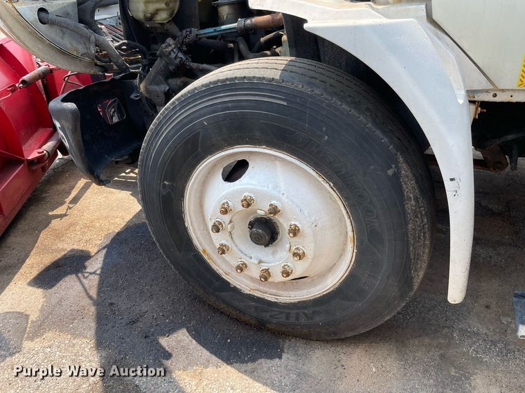 image for item DS8915 2004 International 4300  spreader truck