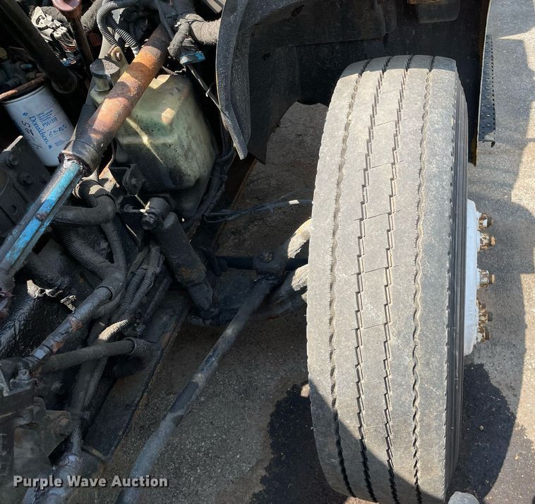 image for item DS8915 2004 International 4300  spreader truck