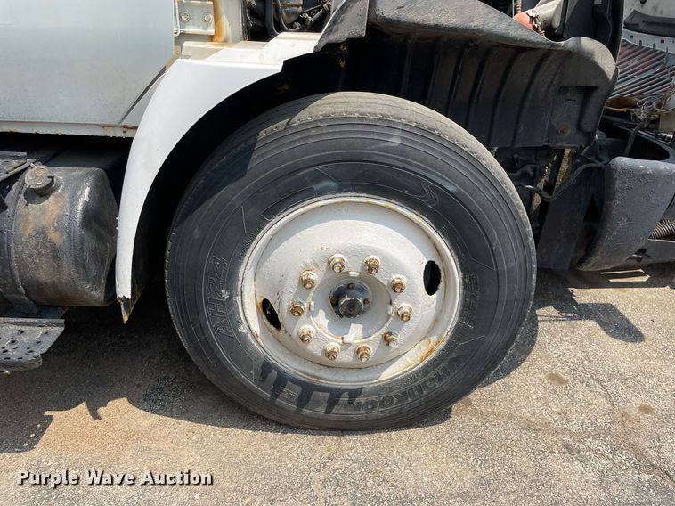 image for item DS8915 2004 International 4300  spreader truck