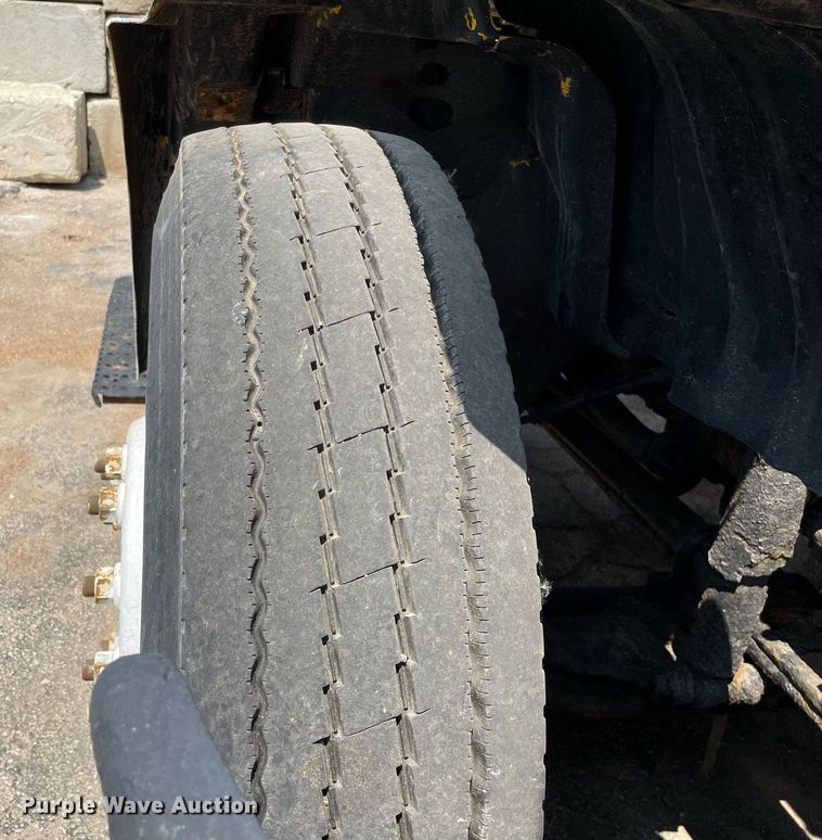 image for item DS8915 2004 International 4300  spreader truck