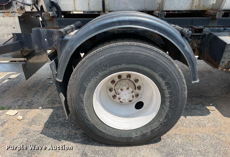 image for item DS8915 2004 International 4300  spreader truck