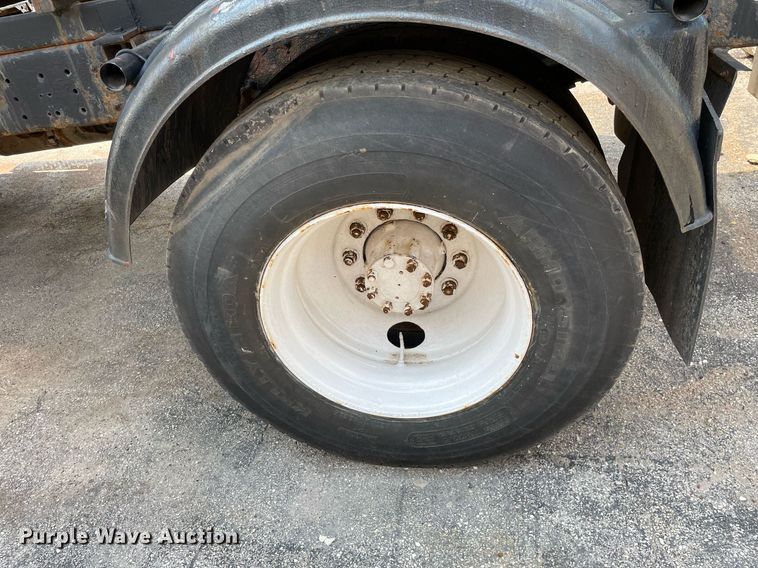 image for item DS8915 2004 International 4300  spreader truck