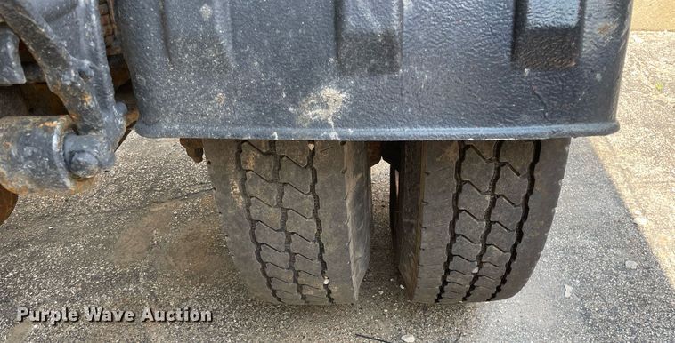 image for item DS8915 2004 International 4300  spreader truck