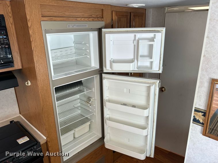 image for item DS8997 2001 Timberland  camper