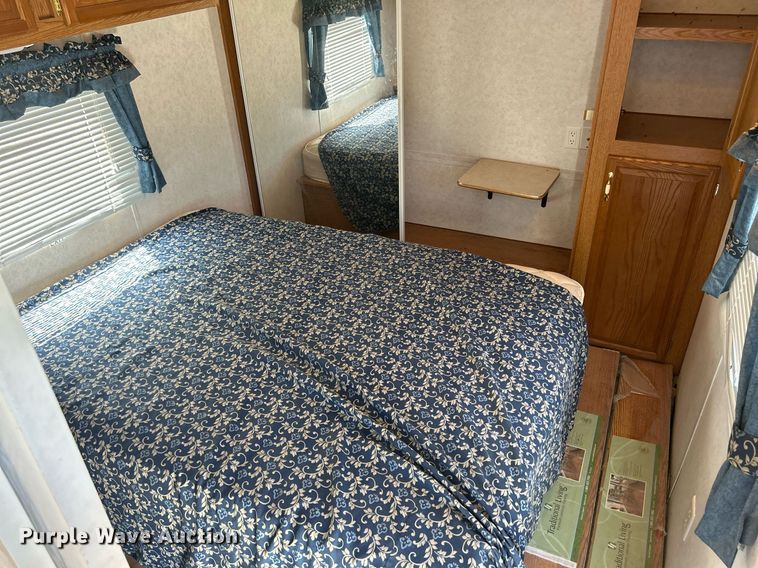 image for item DS8997 2001 Timberland  camper