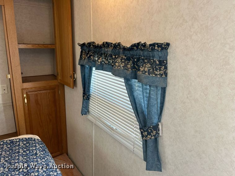 image for item DS8997 2001 Timberland  camper