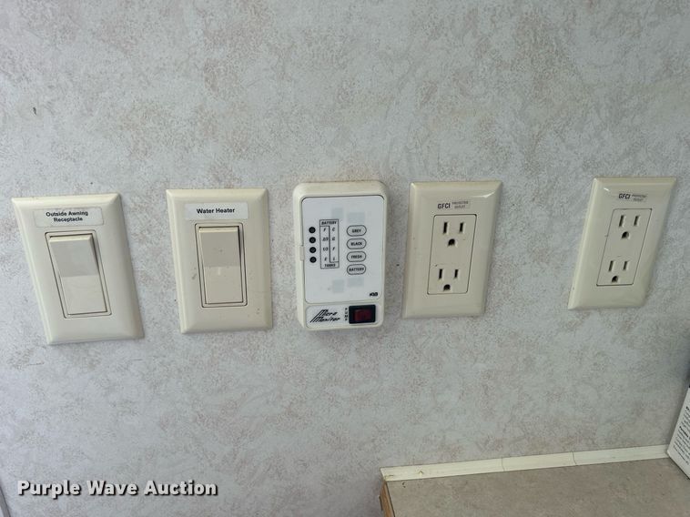 image for item DS8997 2001 Timberland  camper