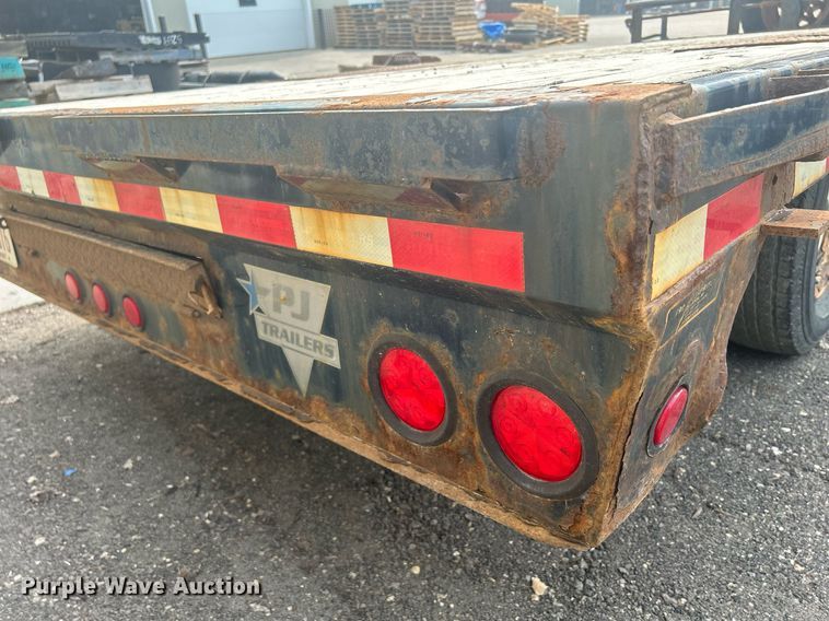 image for item DS8998 2014 PJ Trailers F8162  equipment trailer