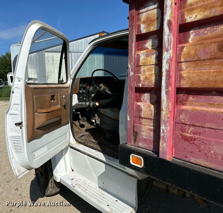 image for item HU9383 1989 GMC C60  grain truck