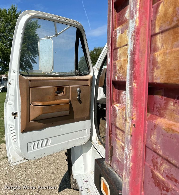 image for item HU9383 1989 GMC C60  grain truck