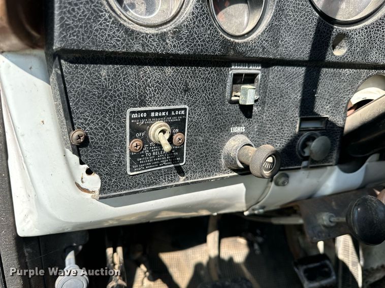 image for item HU9383 1989 GMC C60  grain truck