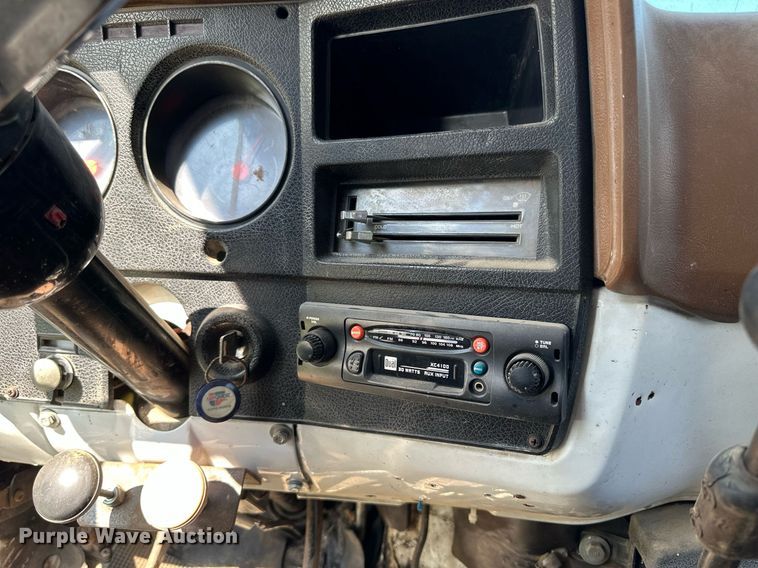 image for item HU9383 1989 GMC C60  grain truck