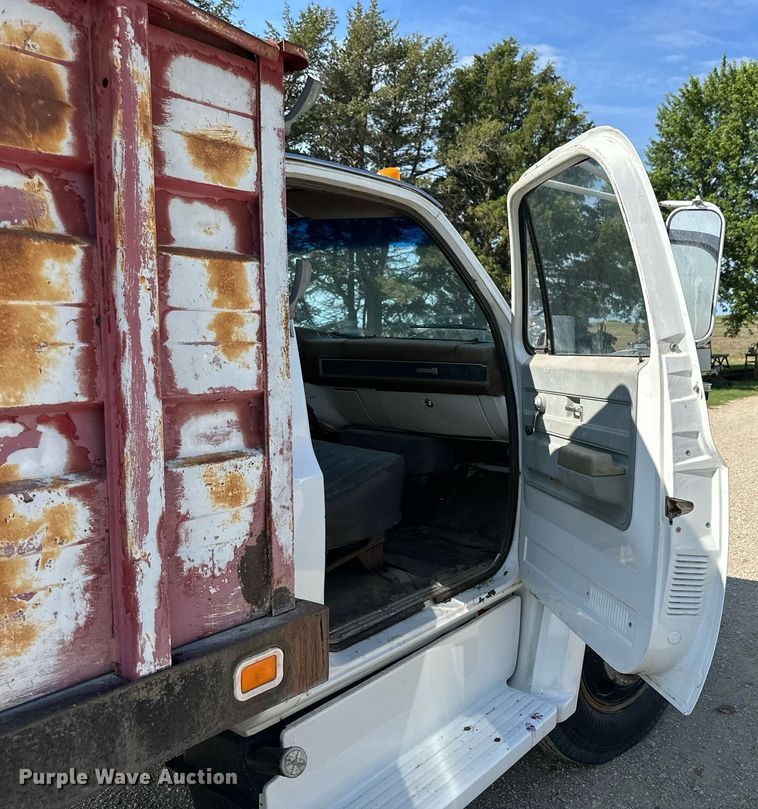 image for item HU9383 1989 GMC C60  grain truck