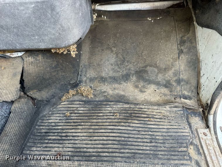 image for item HU9383 1989 GMC C60  grain truck