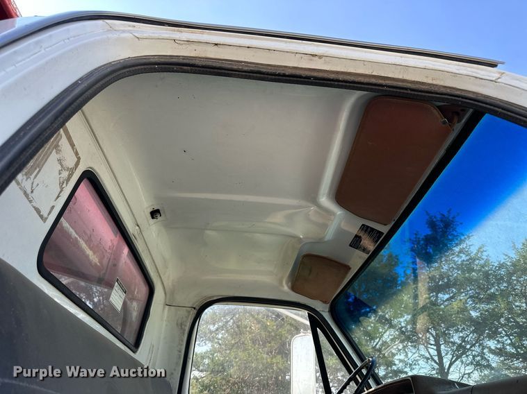 image for item HU9383 1989 GMC C60  grain truck