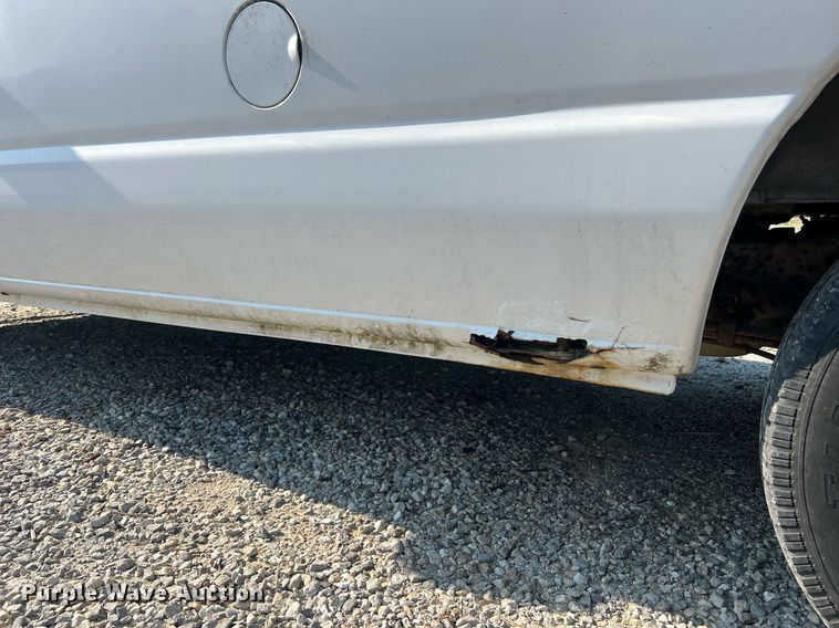 image for item II9208 2000 Ford E150  van