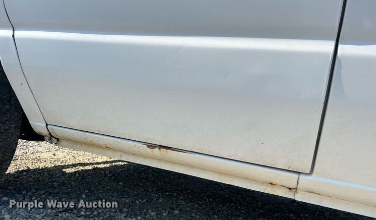 image for item II9208 2000 Ford E150  van