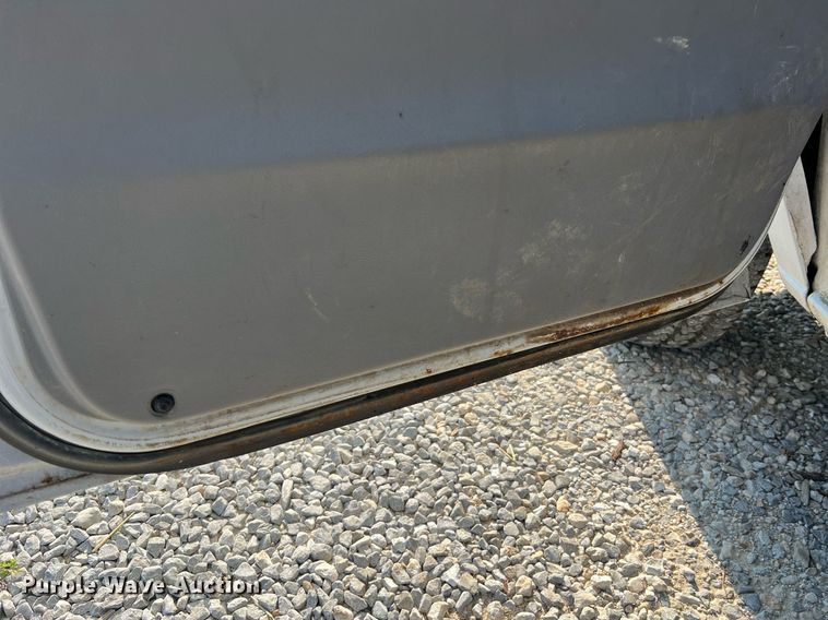 image for item II9208 2000 Ford E150  van