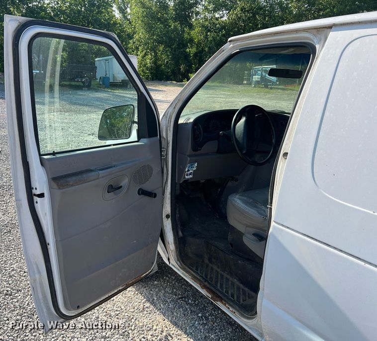image for item II9208 2000 Ford E150  van