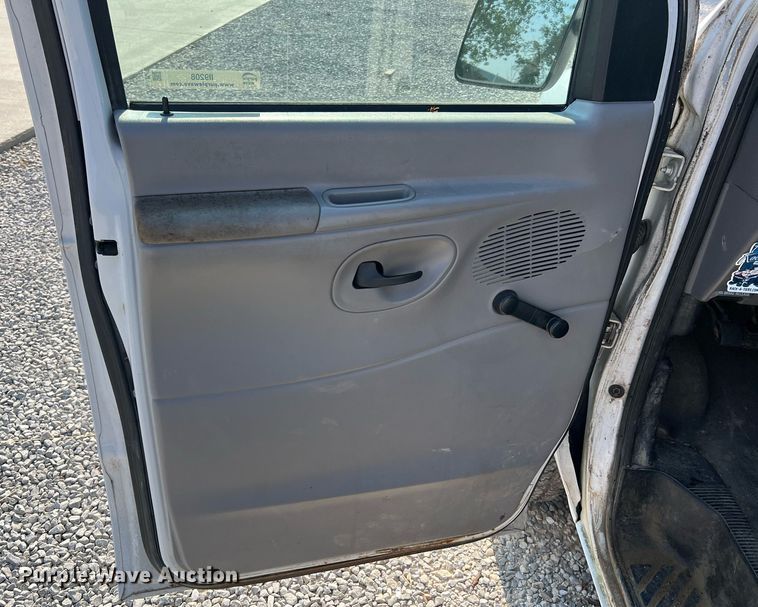 image for item II9208 2000 Ford E150  van