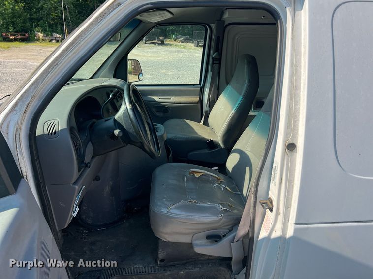 image for item II9208 2000 Ford E150  van