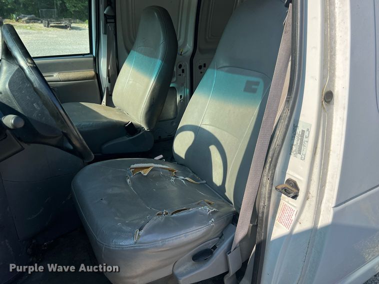 image for item II9208 2000 Ford E150  van