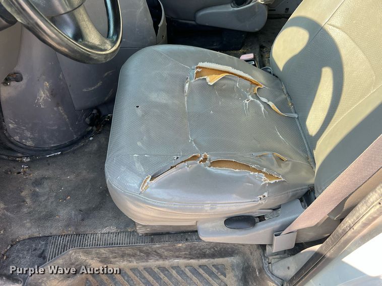 image for item II9208 2000 Ford E150  van