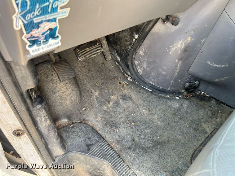 image for item II9208 2000 Ford E150  van