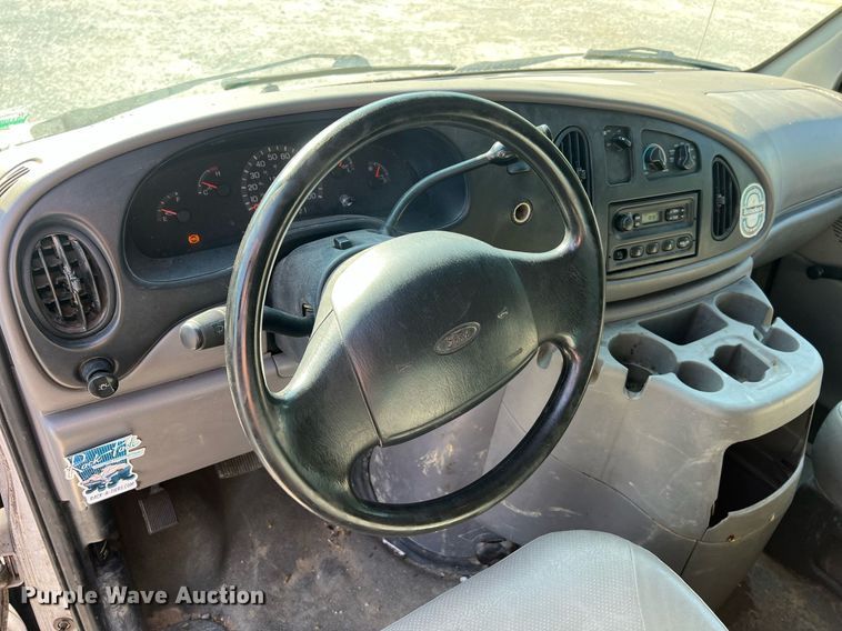 image for item II9208 2000 Ford E150  van