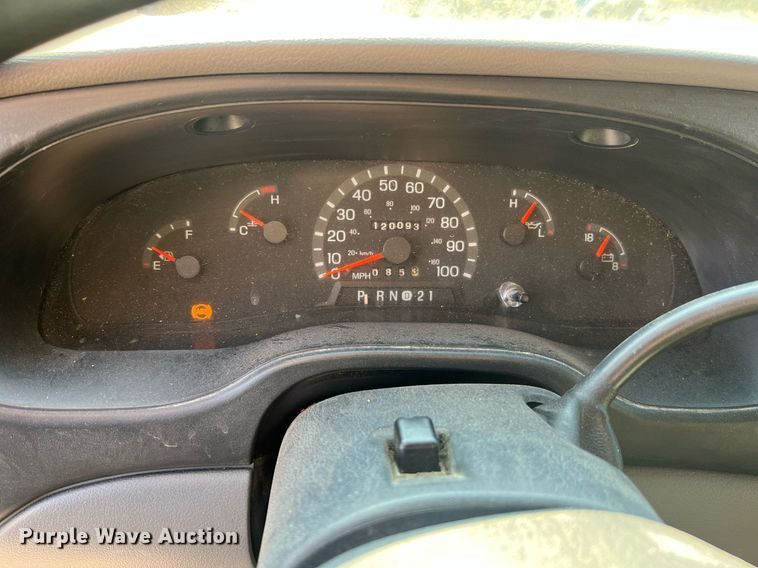 image for item II9208 2000 Ford E150  van