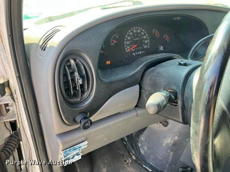image for item II9208 2000 Ford E150  van