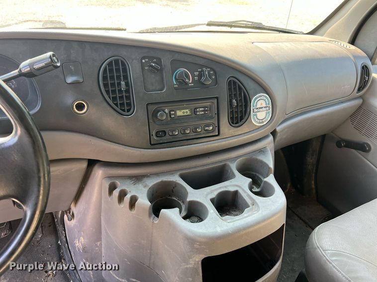 image for item II9208 2000 Ford E150  van