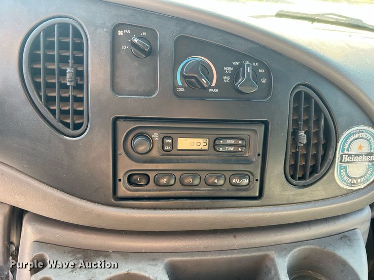 image for item II9208 2000 Ford E150  van