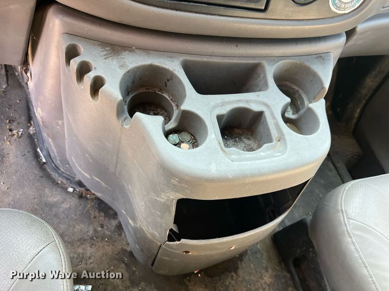 image for item II9208 2000 Ford E150  van