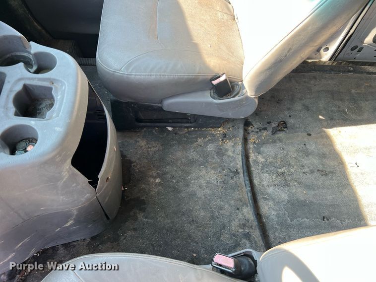 image for item II9208 2000 Ford E150  van