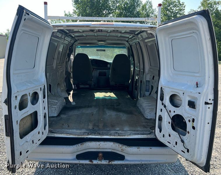image for item II9208 2000 Ford E150  van