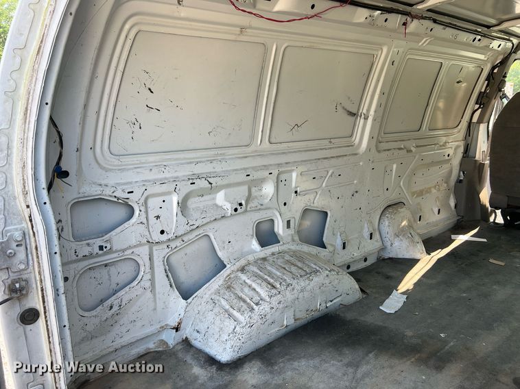 image for item II9208 2000 Ford E150  van