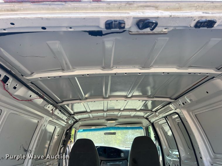 image for item II9208 2000 Ford E150  van