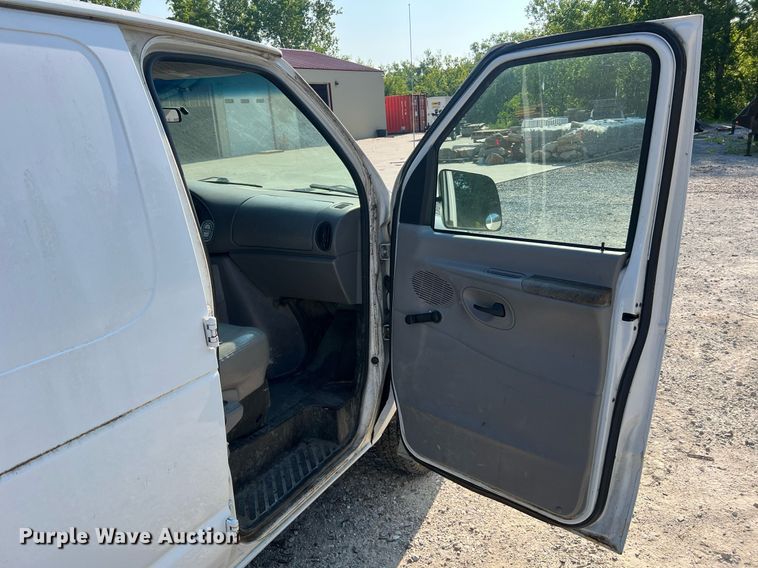 image for item II9208 2000 Ford E150  van