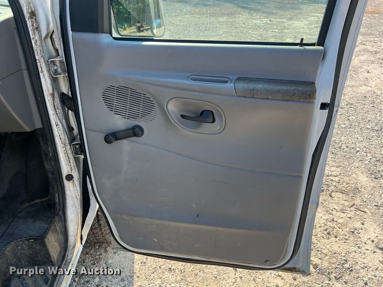 image for item II9208 2000 Ford E150  van